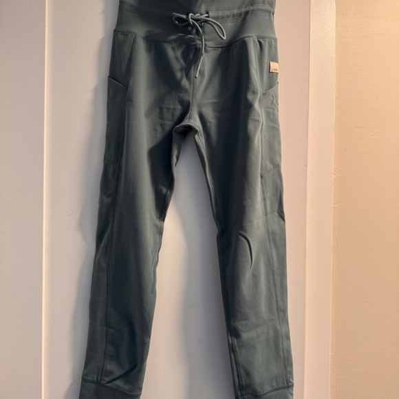 Vuori Daily Pocket Leggings IRON Size Small - Picture 3 of 4